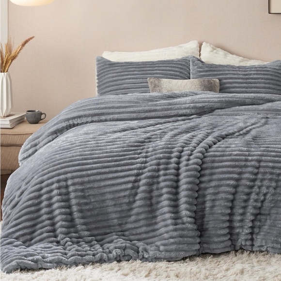 Bedsure Other - Bedsure Fluffy Comforter Set- Queen